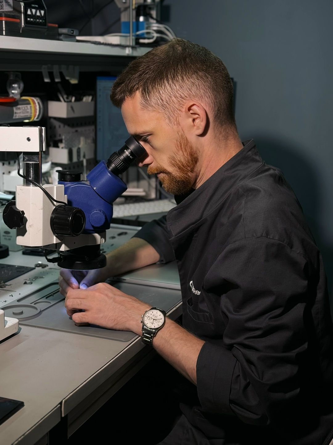 Процесс замены деталей iPhone в iRepair — мастер за работой, Москва