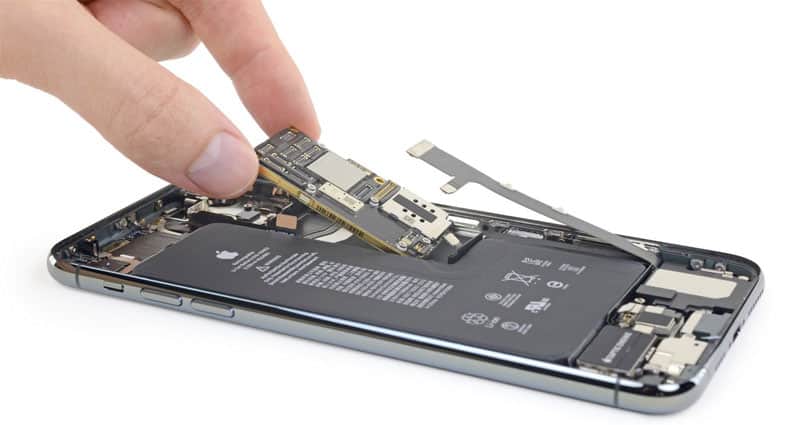 Мастер iRepair меняет аккумулятор iPhone 13 в сервисном центре в Москве