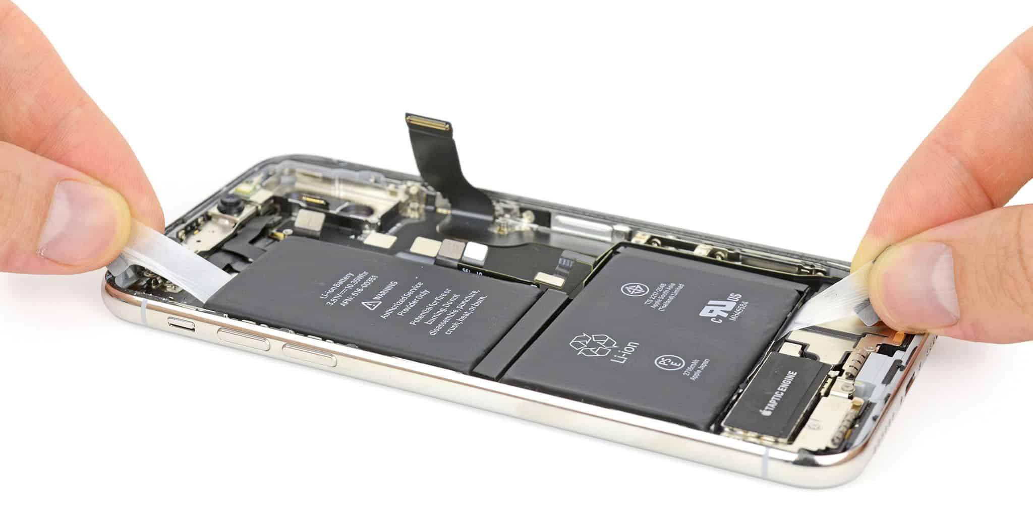 Разобранный iPhone 13 с новым аккумулятором в сервисном центре iRepair Москва